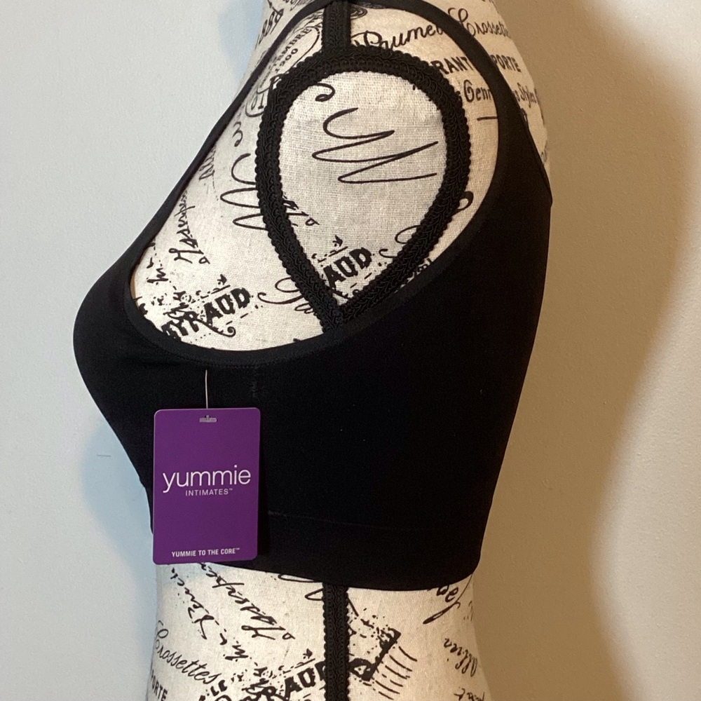 YUMMIE TANYA SEAMLESS BRALETTE BLACK Slight removable padding. NWT Size M/L
